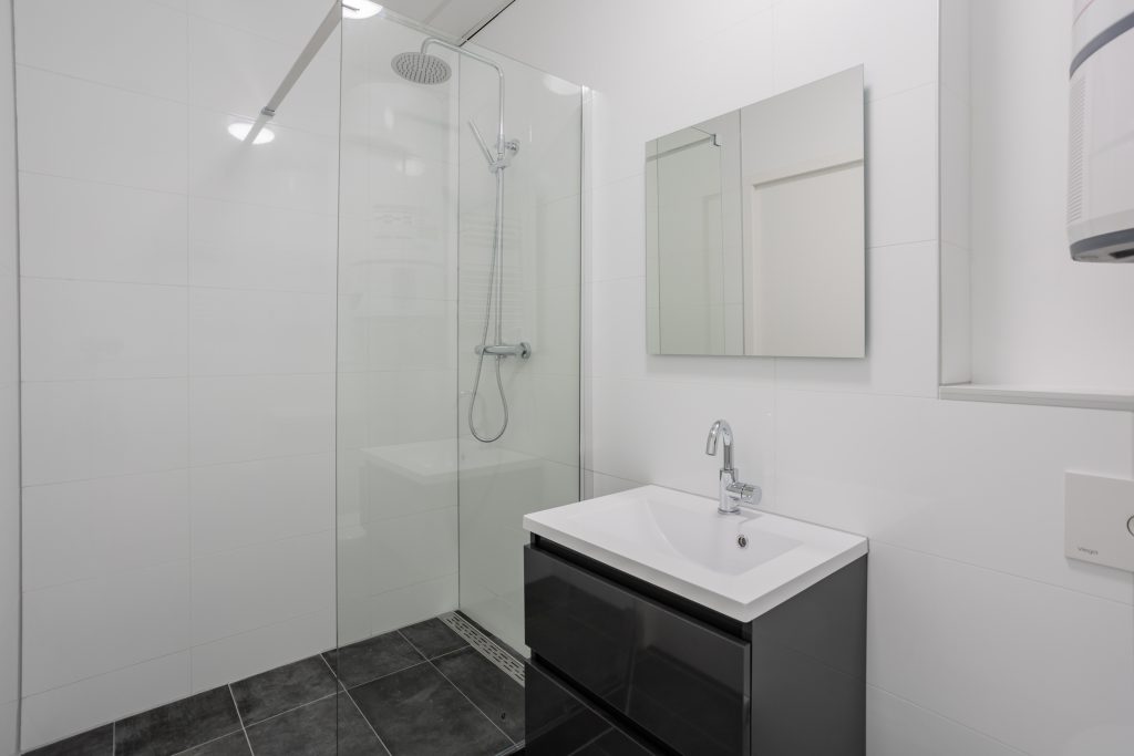 Een douche uit een woning in de Steenhouwerskade in Groningen